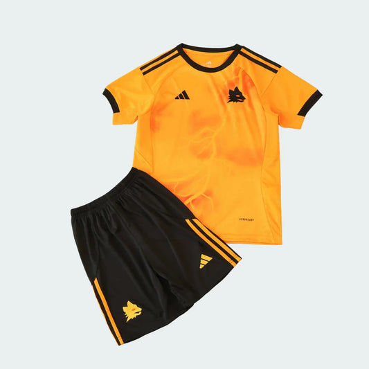Kit infantil completo da Roma com camisa laranja e shorts pretos. A camisa tem estampa de raios e logos Adidas e do lobo. O short tem listras laranja e logos Adidas e do lobo.