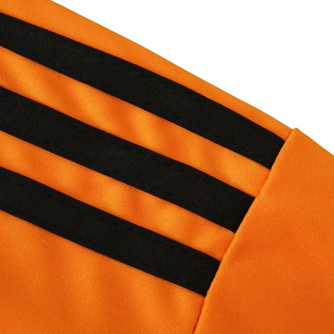 Camisa oficial infantil Shakhtar Donetsk, kit Mini Mantos. Detalhe da manga laranja e preta com as três listras