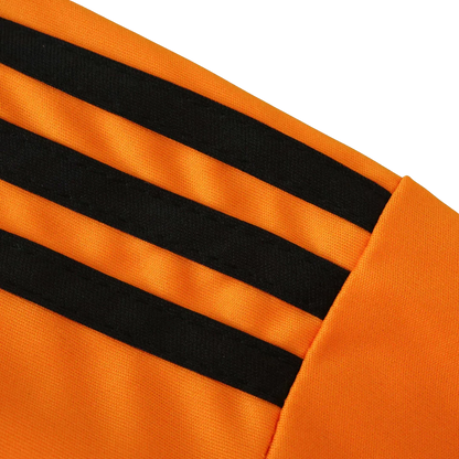 Camisa oficial infantil Shakhtar Donetsk, kit Mini Mantos. Detalhe da manga laranja e preta com as três listras