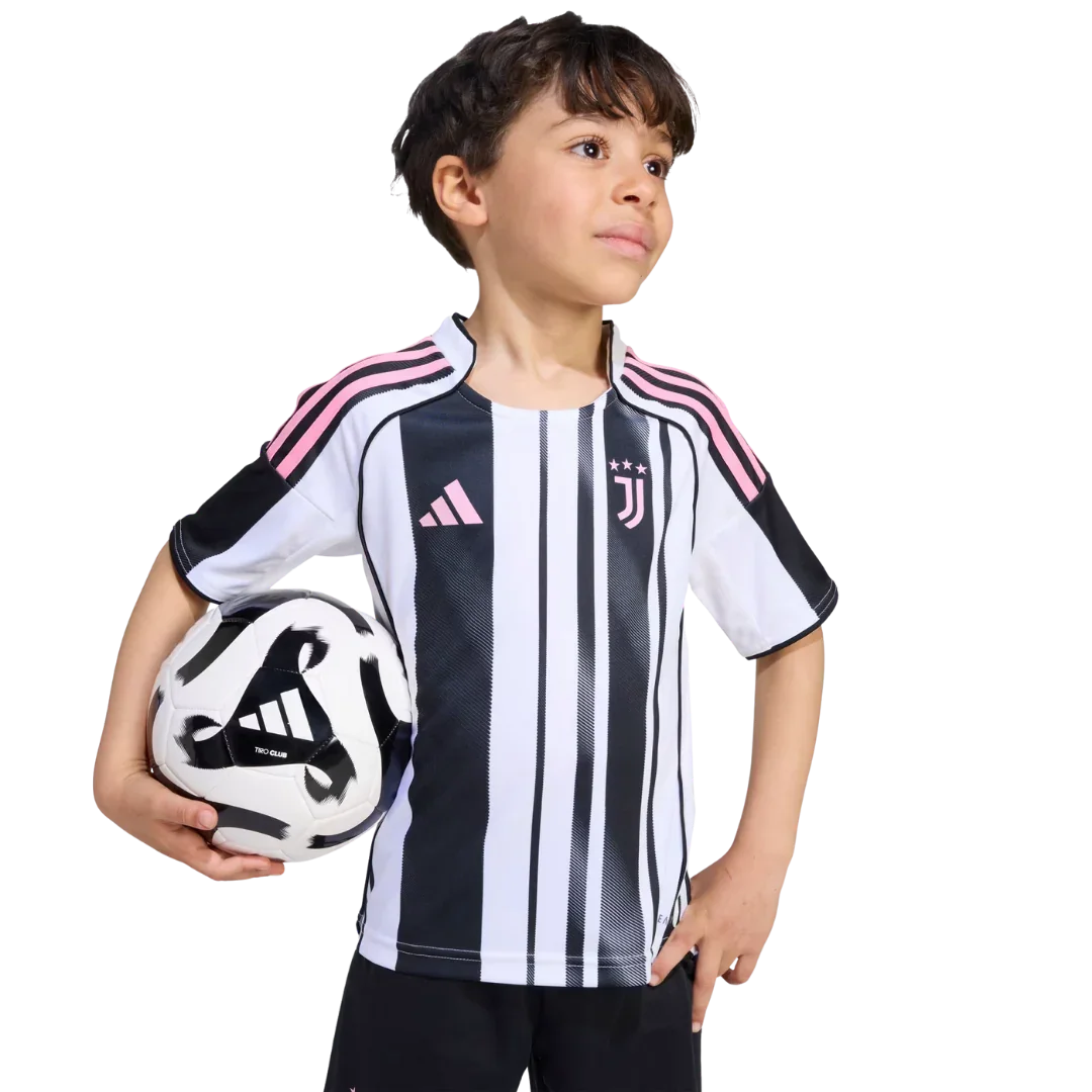 Mini Mantos: Camisa oficial Juventus infantil kit preto e branco para a garotada. Criança feliz com bola