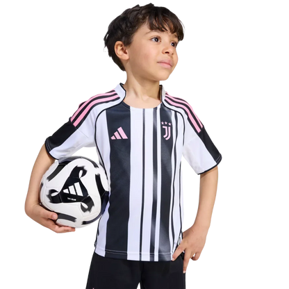 Mini Mantos: Camisa oficial Juventus infantil kit preto e branco para a garotada. Criança feliz com bola