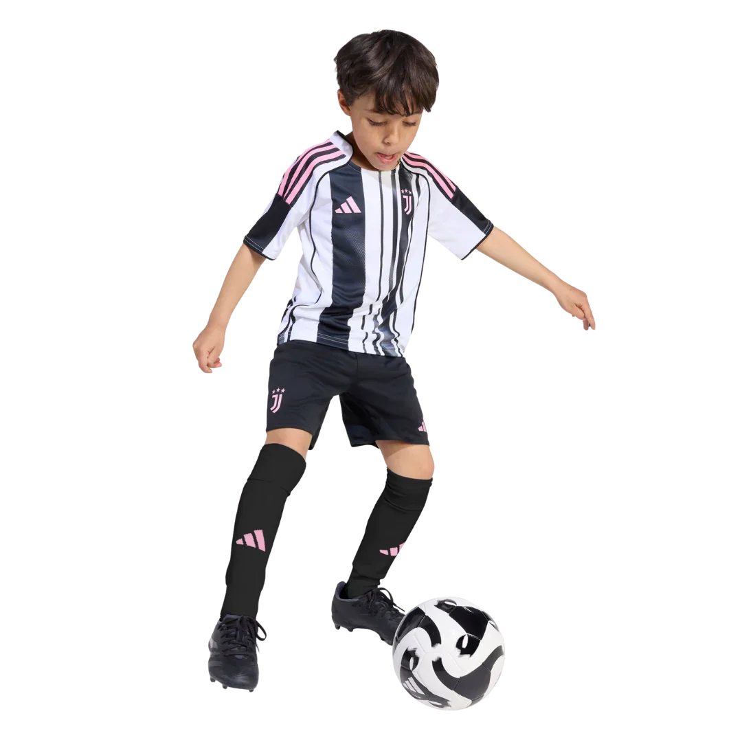 Mini Mantos: Kit camisa oficial Juventus infantil. Conjunto preto e branco com detalhes rosa