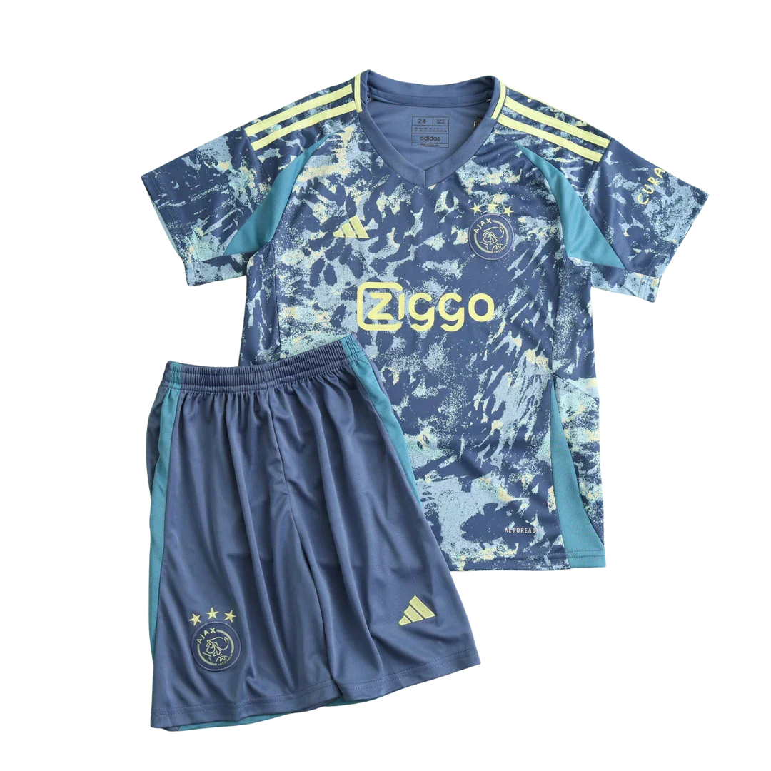 Kit infantil do Ajax com camisa azul estampada, detalhes em amarelo neon e calção azul liso."