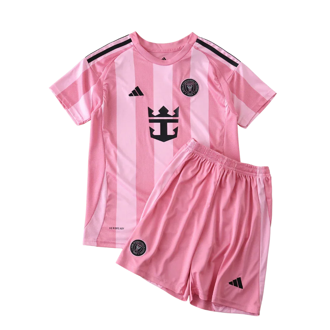 Kit de futebol infantil Inter Miami I 24/25 com camisa e shorts rosa, listras claras, escudos e logos Adidas pretos.