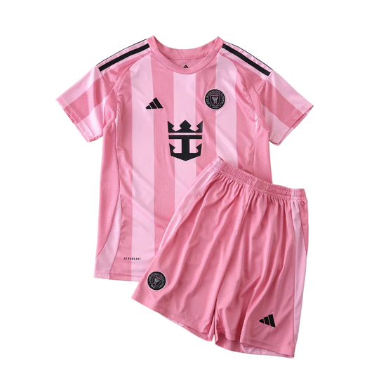 Kit de futebol infantil Inter Miami I 24/25 com camisa e shorts rosa, listras claras, escudos e logos Adidas pretos.