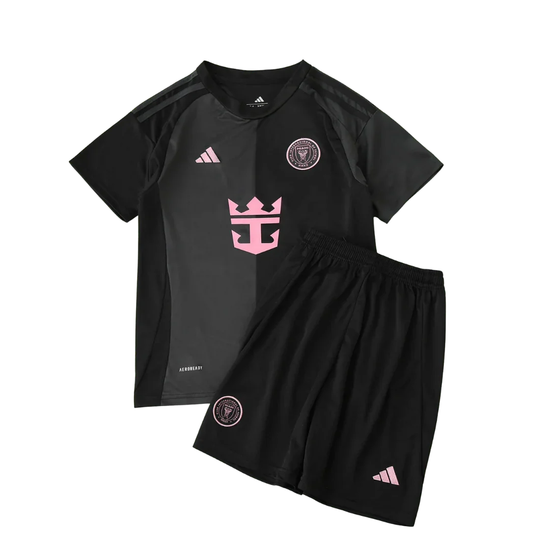 Kit infantil Inter Miami II 24/25 preto com detalhes em rosa, incluindo camisa e shorts. Logos Adidas e escudo do time visíveis.