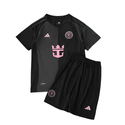 Kit infantil Inter Miami II 24/25 preto com detalhes em rosa, incluindo camisa e shorts. Logos Adidas e escudo do time visíveis.