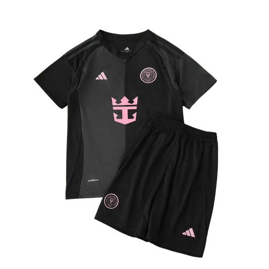 Kit infantil Inter Miami II 24/25 preto com detalhes em rosa, incluindo camisa e shorts. Logos Adidas e escudo do time visíveis.