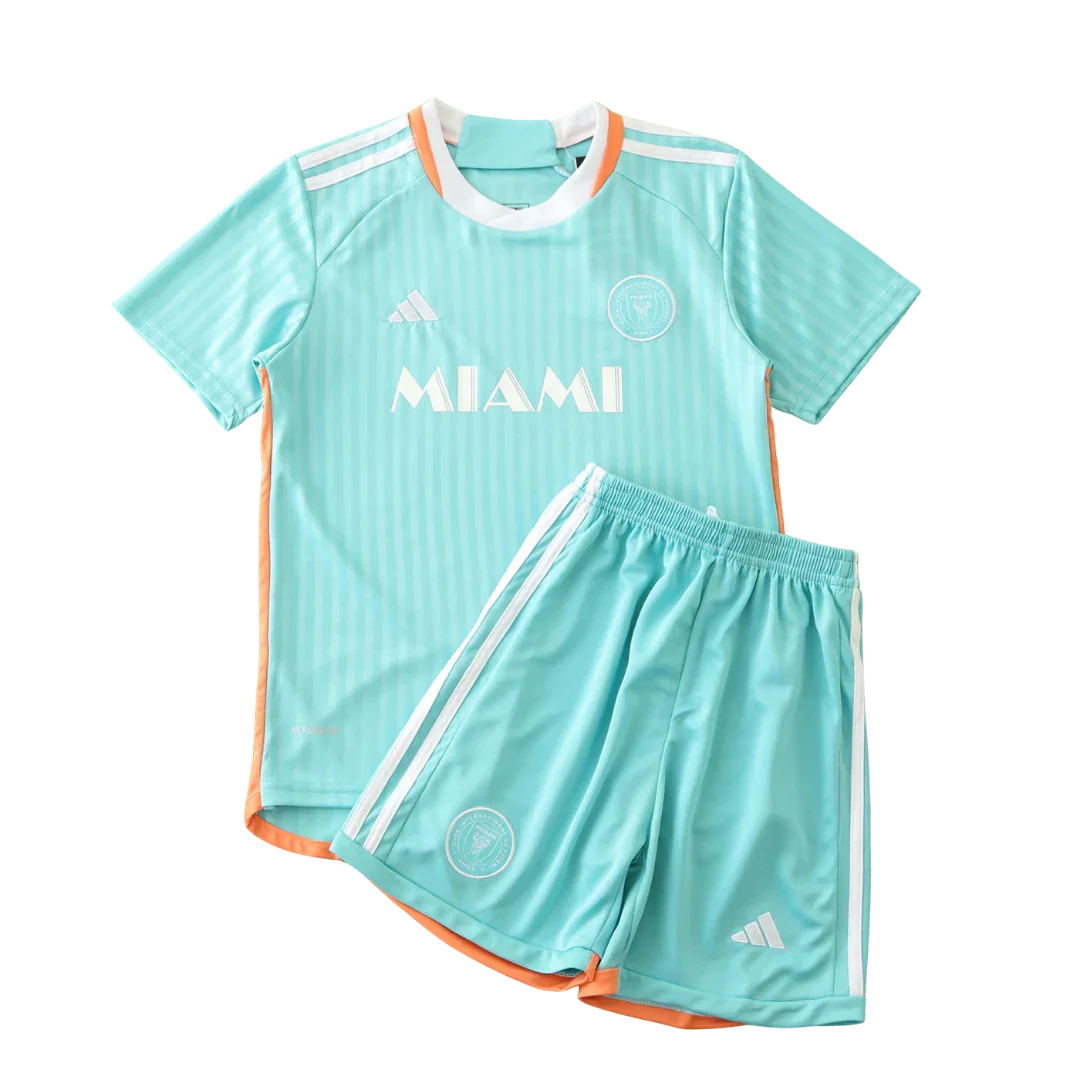 Kit infantil Inter Miami 24/25, camisa e shorts azul-claro com detalhes laranja e brancos, logos Adidas e escudo do time.