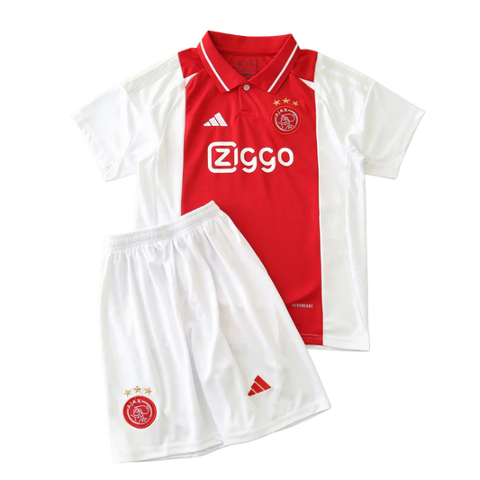 Kit infantil Ajax I 24/25, camiseta branca com faixa vermelha central e shorts brancos. Escudos do Ajax e logo Adidas.