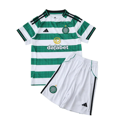 Kit infantil do Celtic, camisa listrada branca e verde com shorts brancos, escudo do Celtic, logo Adidas e patrocínio Dafabet.