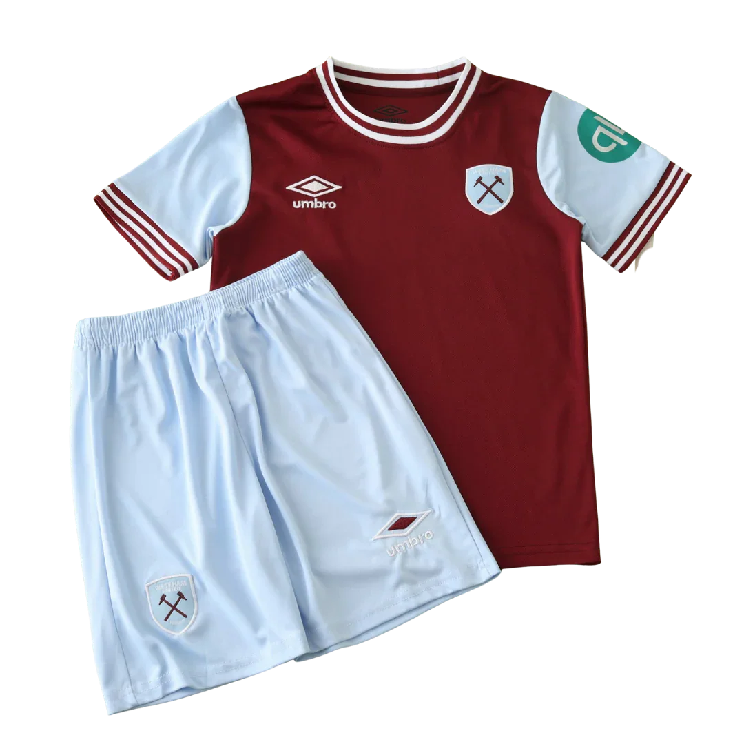 Kit infantil do West Ham com camisa bordô e mangas azuis claras, escudo do time e logo Umbro, shorts azuis claros com escudo e logo Umbro.
