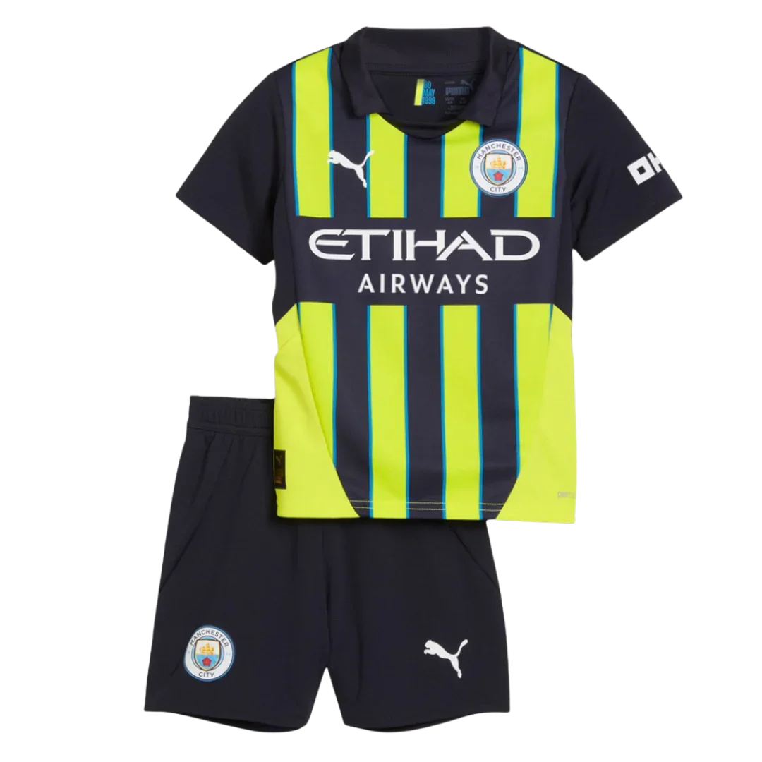 Kit oficial infantil Manchester City Mini Mantos, camisa e shorts escuros com listras amarelo/azul