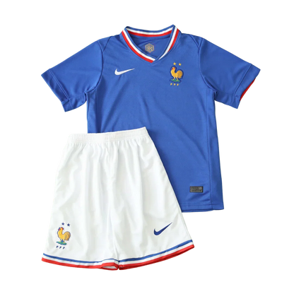 Kit infantil da França, uniforme titular, com camisa azul, gola V e detalhes em vermelho e branco, e shorts brancos com listras.
