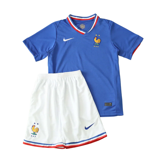 Kit infantil da França, uniforme titular, com camisa azul, gola V e detalhes em vermelho e branco, e shorts brancos com listras.