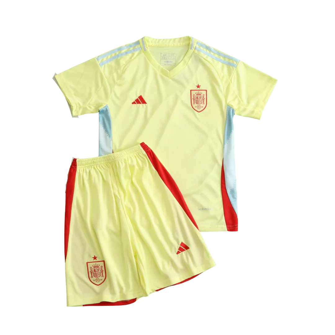 Kit infantil da Espanha II 24/25. Camisa e shorts amarelo claro com detalhes em vermelho, escudo da Espanha e logos Adidas.