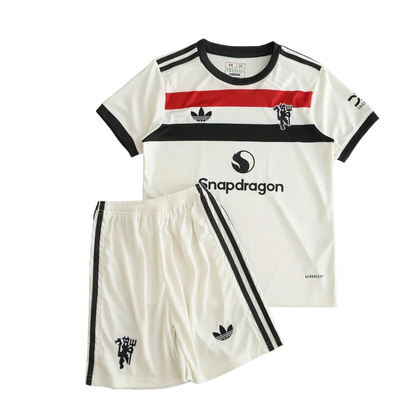 Mini Mantos oficial kit infantil Manchester United: camisa e shorts brancos com detalhes pretos e vermelhos Adidas