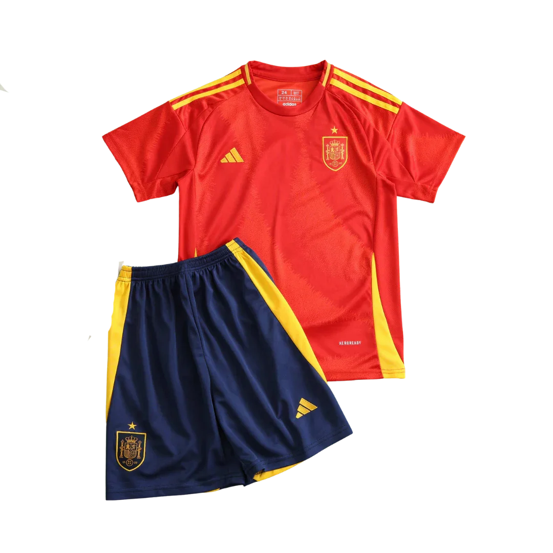 Kit infantil da Espanha 24/25, com camisa vermelha e shorts azuis. Camisa com escudo da Espanha, Adidas amarelo e listras nos ombros. Shorts com escudo e Adidas.