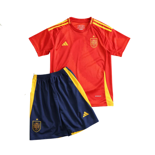 Kit infantil da Espanha 24/25, com camisa vermelha e shorts azuis. Camisa com escudo da Espanha, Adidas amarelo e listras nos ombros. Shorts com escudo e Adidas.