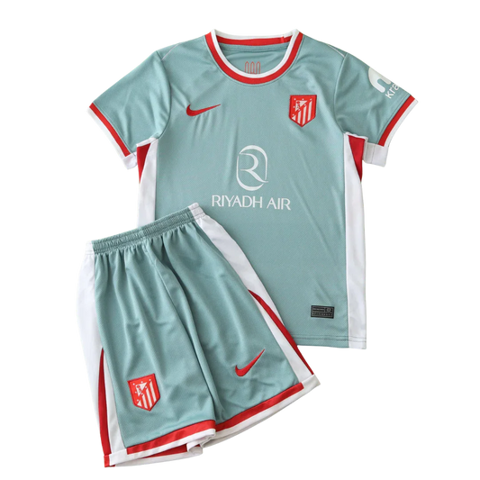 Kit infantil Atletico De Madrid II 24/25, com camisa e shorts na cor verde-água, detalhes em branco e vermelho, escudos e logos visíveis.