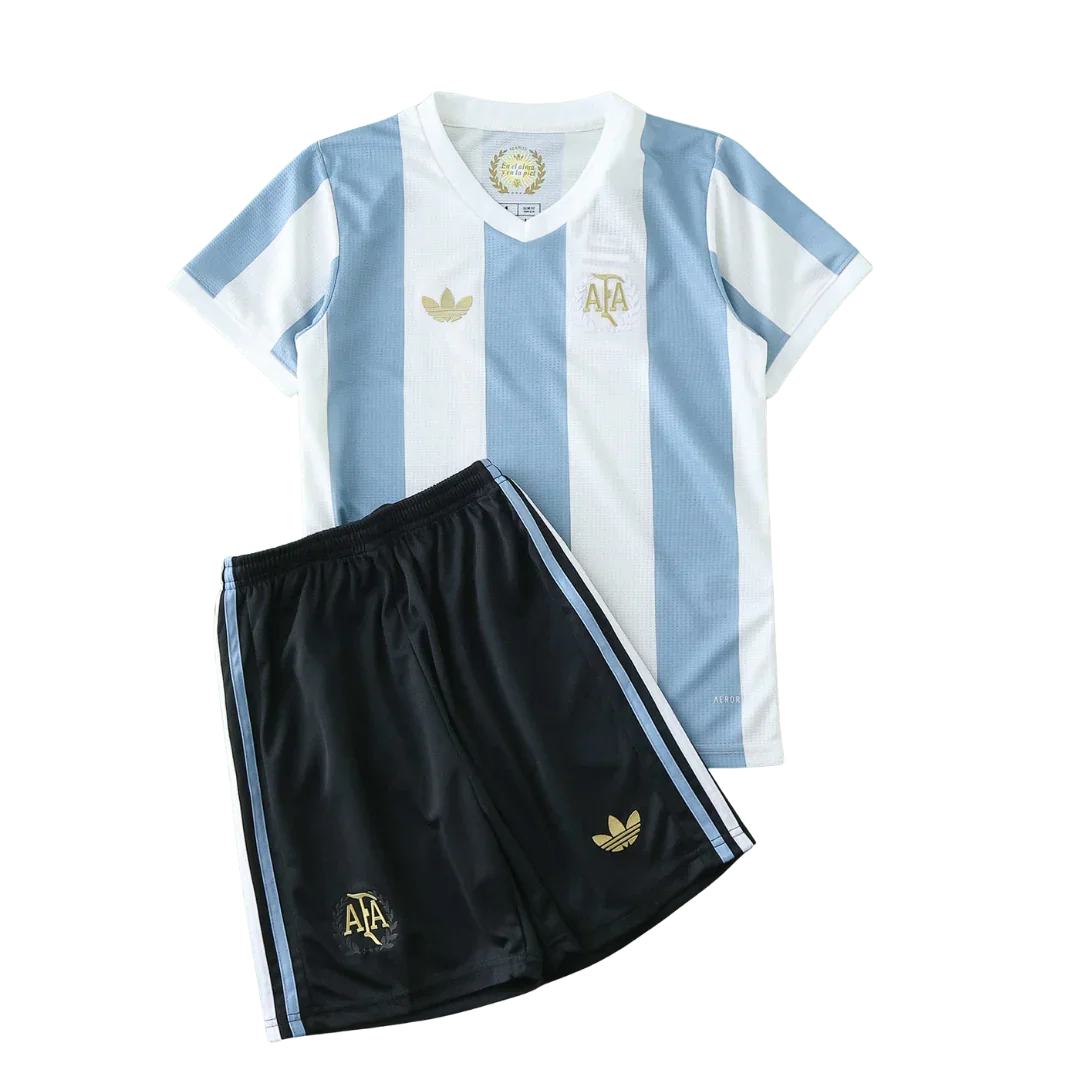 Kit infantil da Argentina com camisa listrada em azul celeste e branco, shorts pretos com listras azul celeste e branco, e logos dourados.