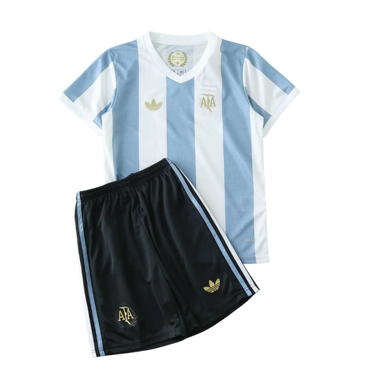 Kit infantil da Argentina com camisa listrada em azul celeste e branco, shorts pretos com listras azul celeste e branco, e logos dourados.