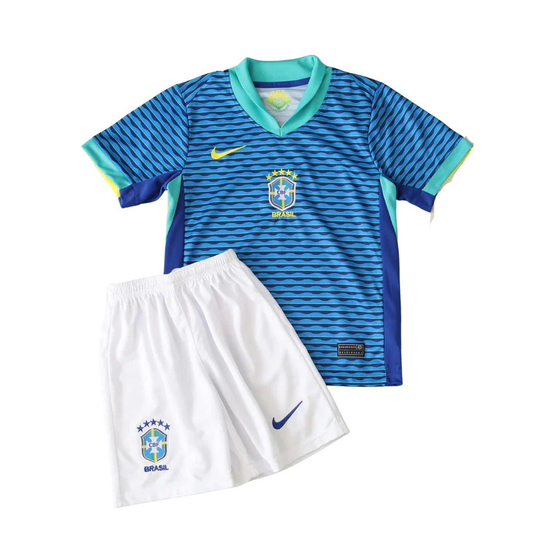 Kit infantil do Brasil II 24/25. Camisa azul com listras onduladas e shorts brancos. Ambos com escudo do Brasil e logo Nike.