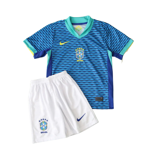 Kit infantil do Brasil II 24/25. Camisa azul com listras onduladas e shorts brancos. Ambos com escudo do Brasil e logo Nike.