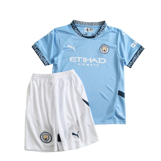 Kit oficial infantil Manchester City. Mini Mantos com camisa azul e shorts brancos