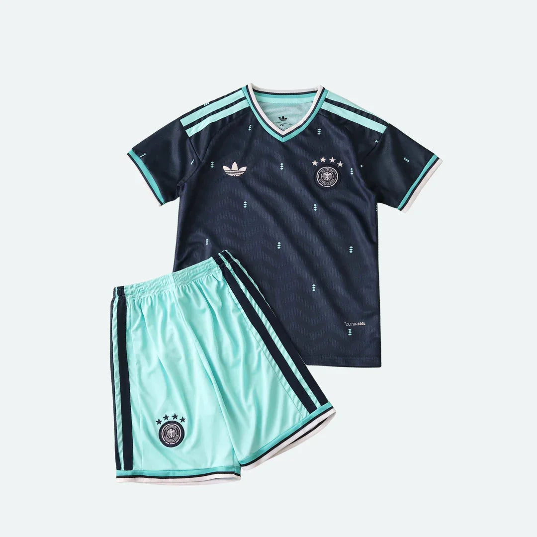 Kit infantil Alemanha II 2026 azul marinho e verde-água. Camisa e shorts com escudo da Alemanha. Adidas trefoil logo visível.