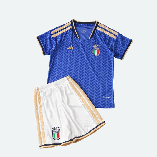 Kit infantil da Itália com camisa azul royal de padrão texturizado, escudo da Itália, e shorts brancos com listras douradas e escudo.