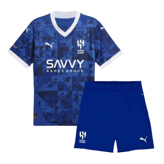 Kit infantil do Al-Hilal com camisa azul estampada com padrões geométricos, gola V branca e calção azul.