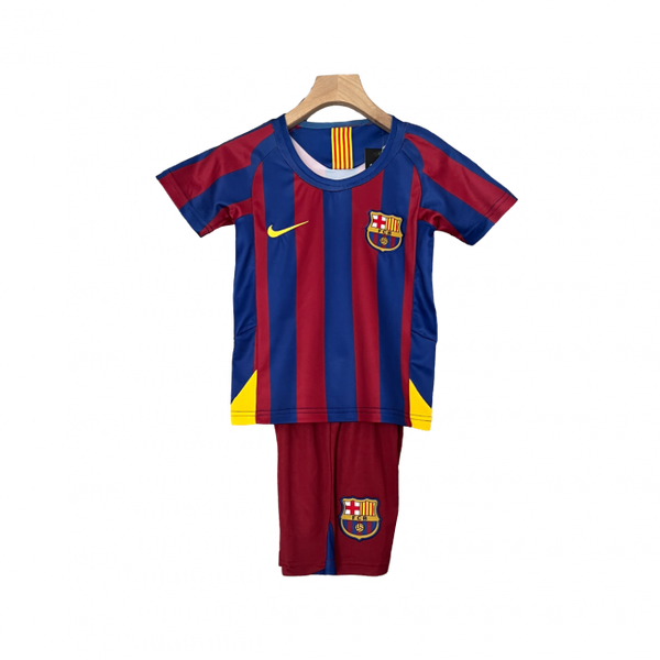 Camisa infantil retrô do Barcelona I 05/06. Reviva os momentos clássicos. Compre já!
