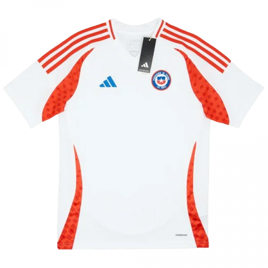Camisa de futebol infantil branca do Chile, com listras Adidas vermelhas nos ombros, logo Adidas azul e escudo da seleção.