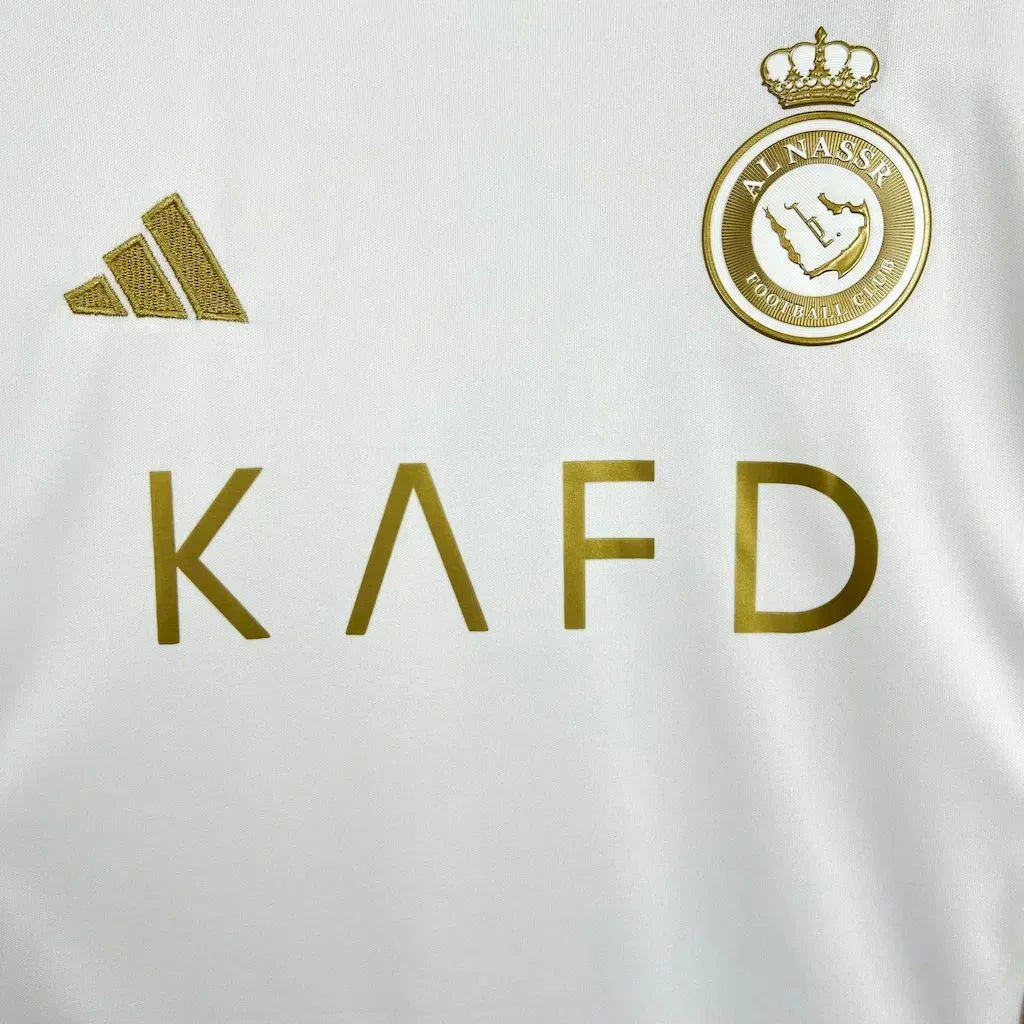 Camisa oficial Al Nassr infantil branca kit Mini Mantos, com escudo e KAFD dourados