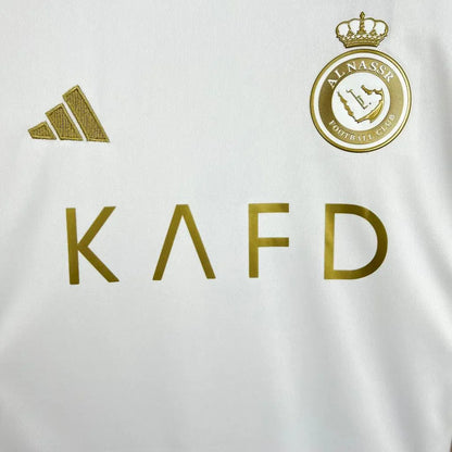 Camisa oficial Al Nassr infantil branca kit Mini Mantos, com escudo e KAFD dourados