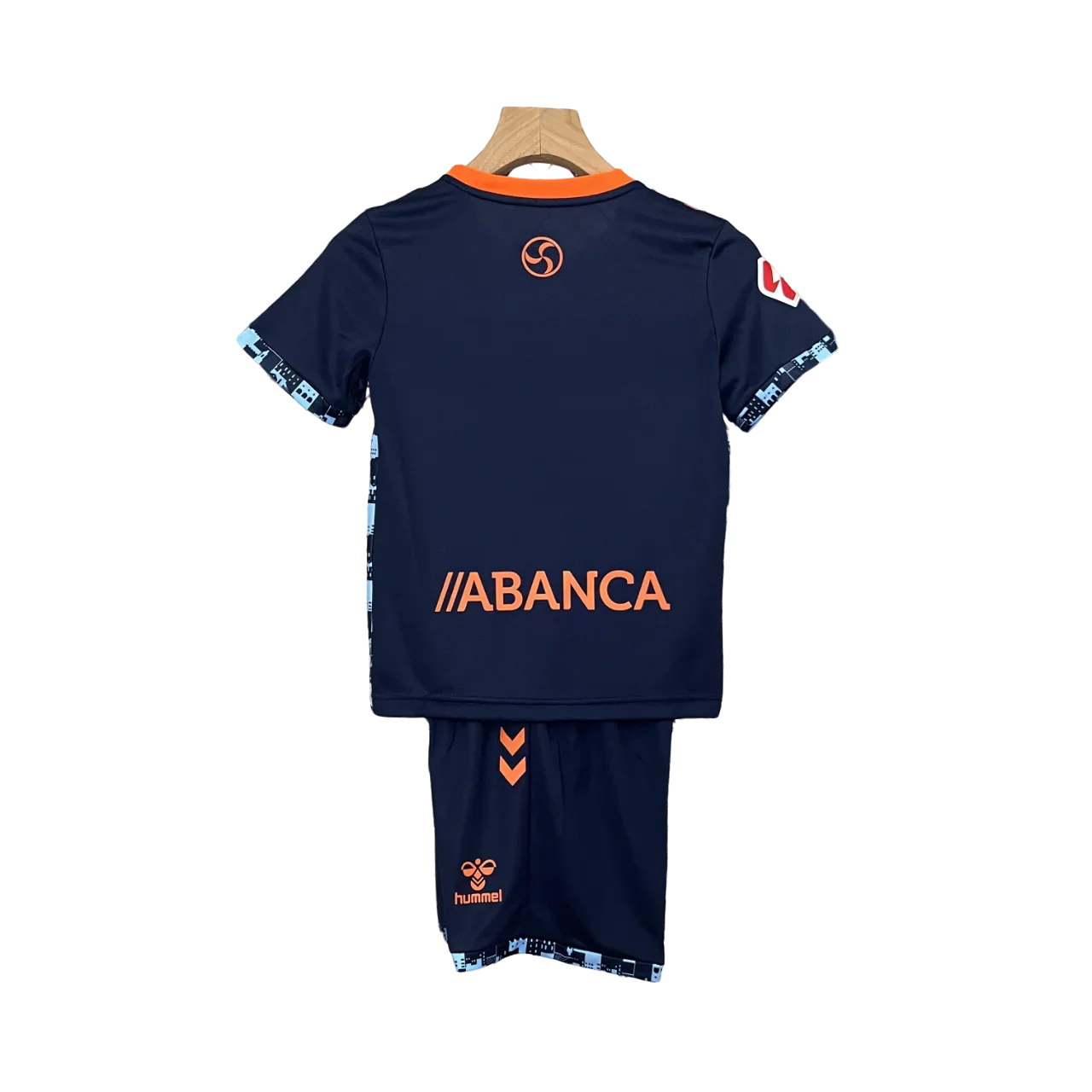 Kit infantil oficial Deportivo La Coruña Mini Mantos, camisa e shorts