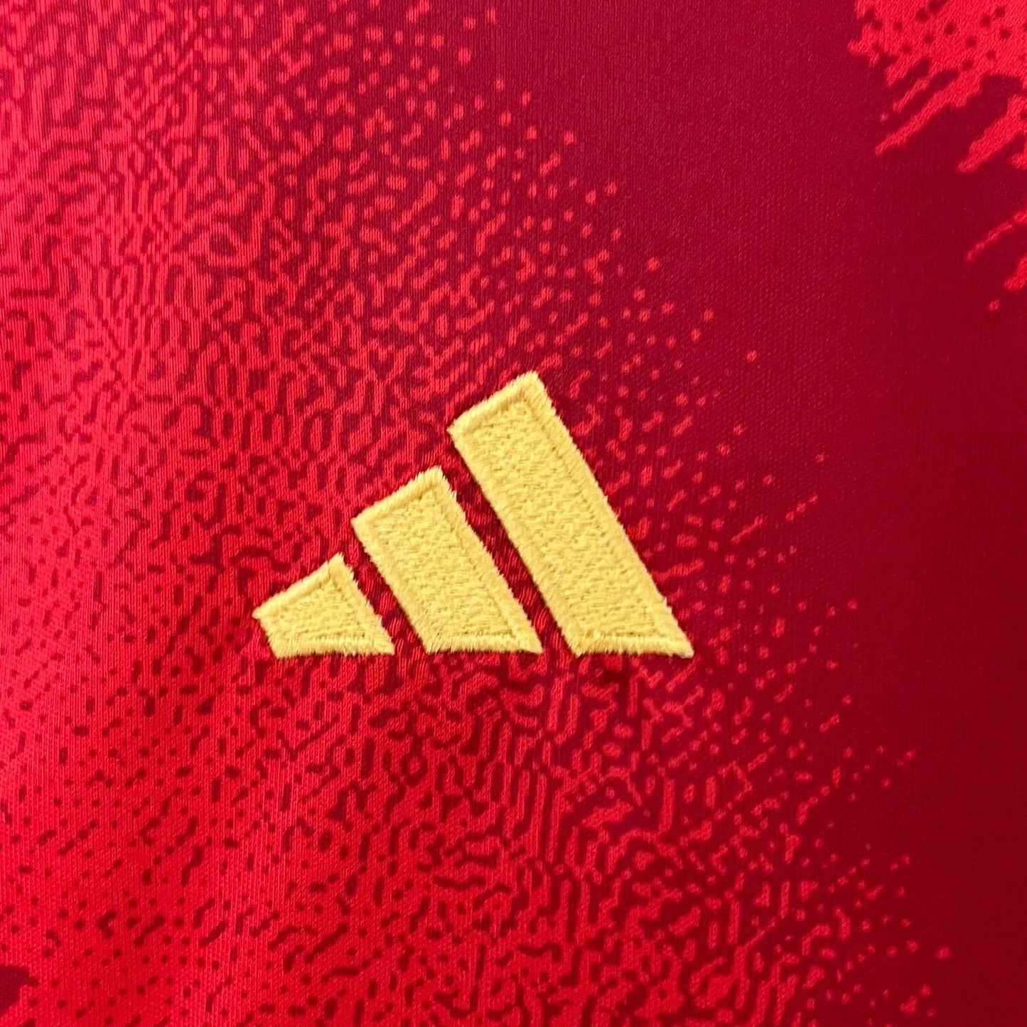 Mini Mantos camisa oficial kit infantil Adidas vermelha, logo amarelo. Detalhes em textura