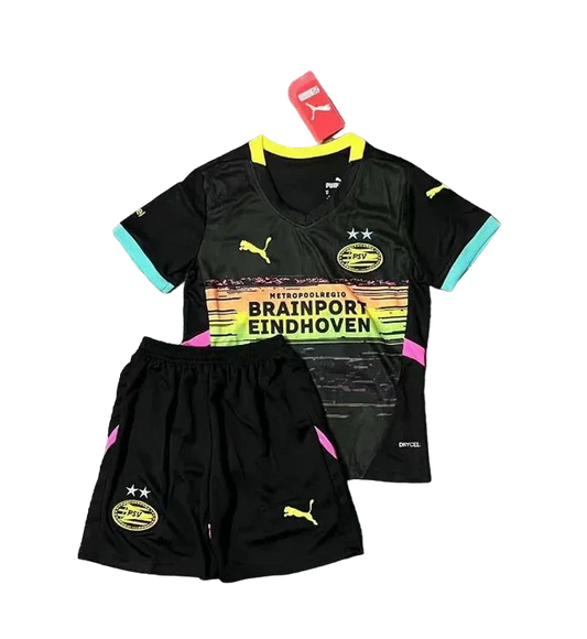 Kit infantil de futebol do PSV, camisa e shorts pretos com detalhes coloridos vibrantes, escudo PSV e logos Puma.