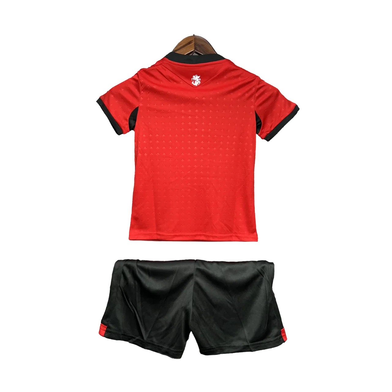 Kit oficial infantil Mini Mantos, camisa de futebol vermelha com detalhes pretos e shorts pretos. Uniforme completo