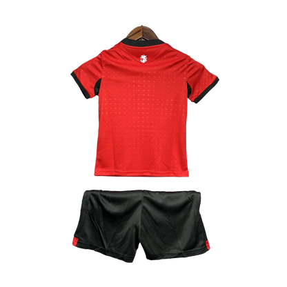 Kit oficial infantil Mini Mantos, camisa de futebol vermelha com detalhes pretos e shorts pretos. Uniforme completo
