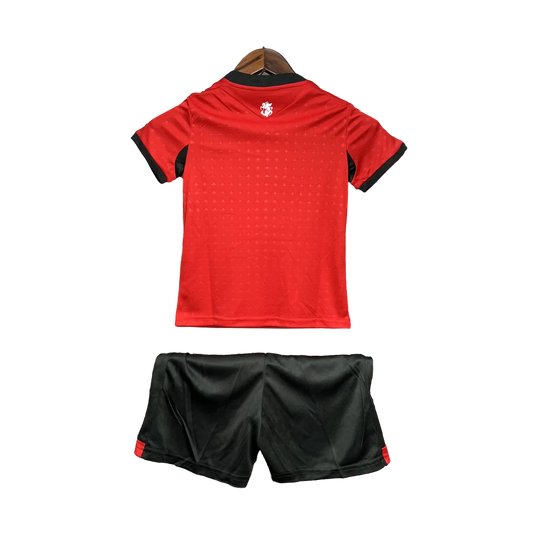 Kit oficial infantil Mini Mantos, camisa de futebol vermelha com detalhes pretos e shorts pretos. Uniforme completo