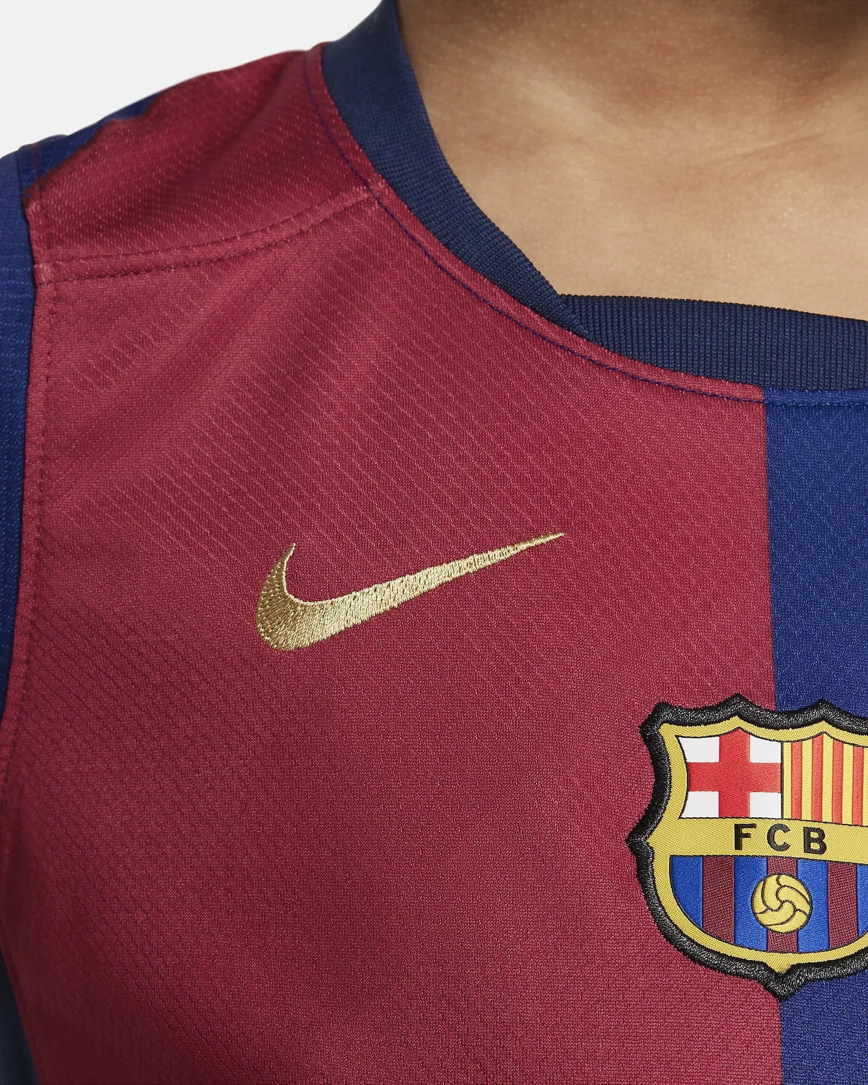 Camisa infantil oficial FC Barcelona, kit Mini Mantos. Destaque do tecido, escudo e logo Nike dourado