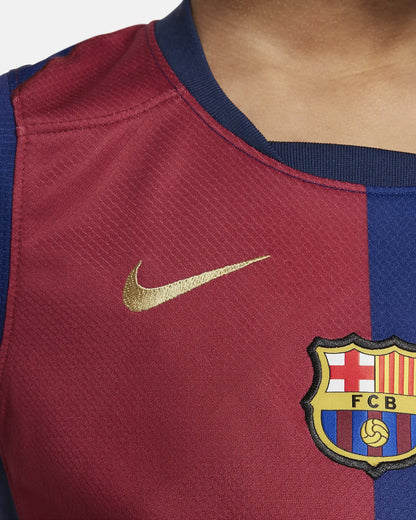 Camisa infantil oficial FC Barcelona, kit Mini Mantos. Destaque do tecido, escudo e logo Nike dourado