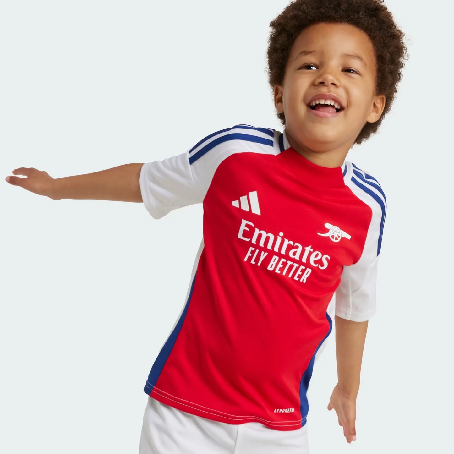 Camisa oficial Arsenal infantil, kit Mini Mantos. Criança feliz usando a camisa vermelha do Arsenal