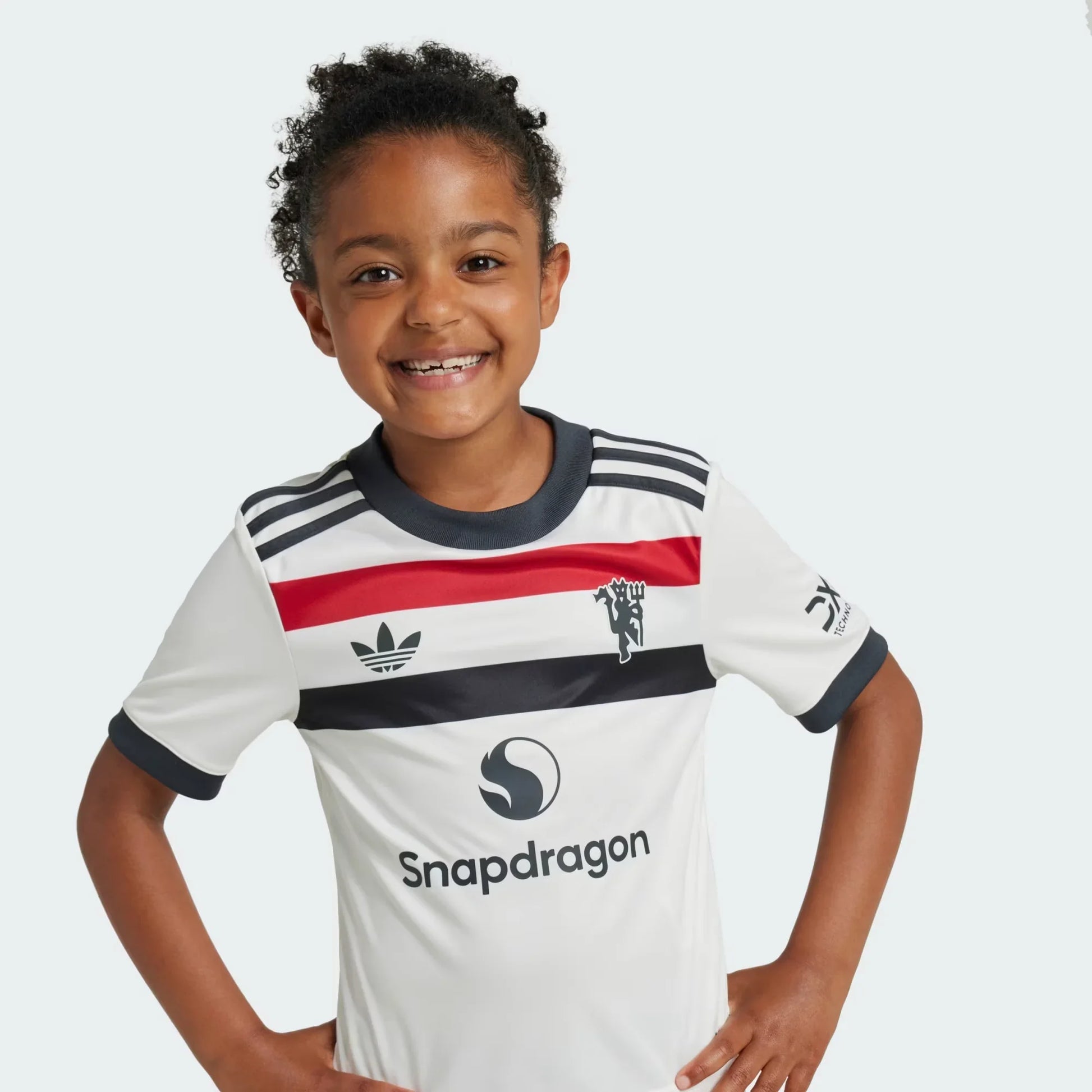 Camisa oficial infantil Manchester United kit 4 Mini Mantos em branco, preto e vermelho