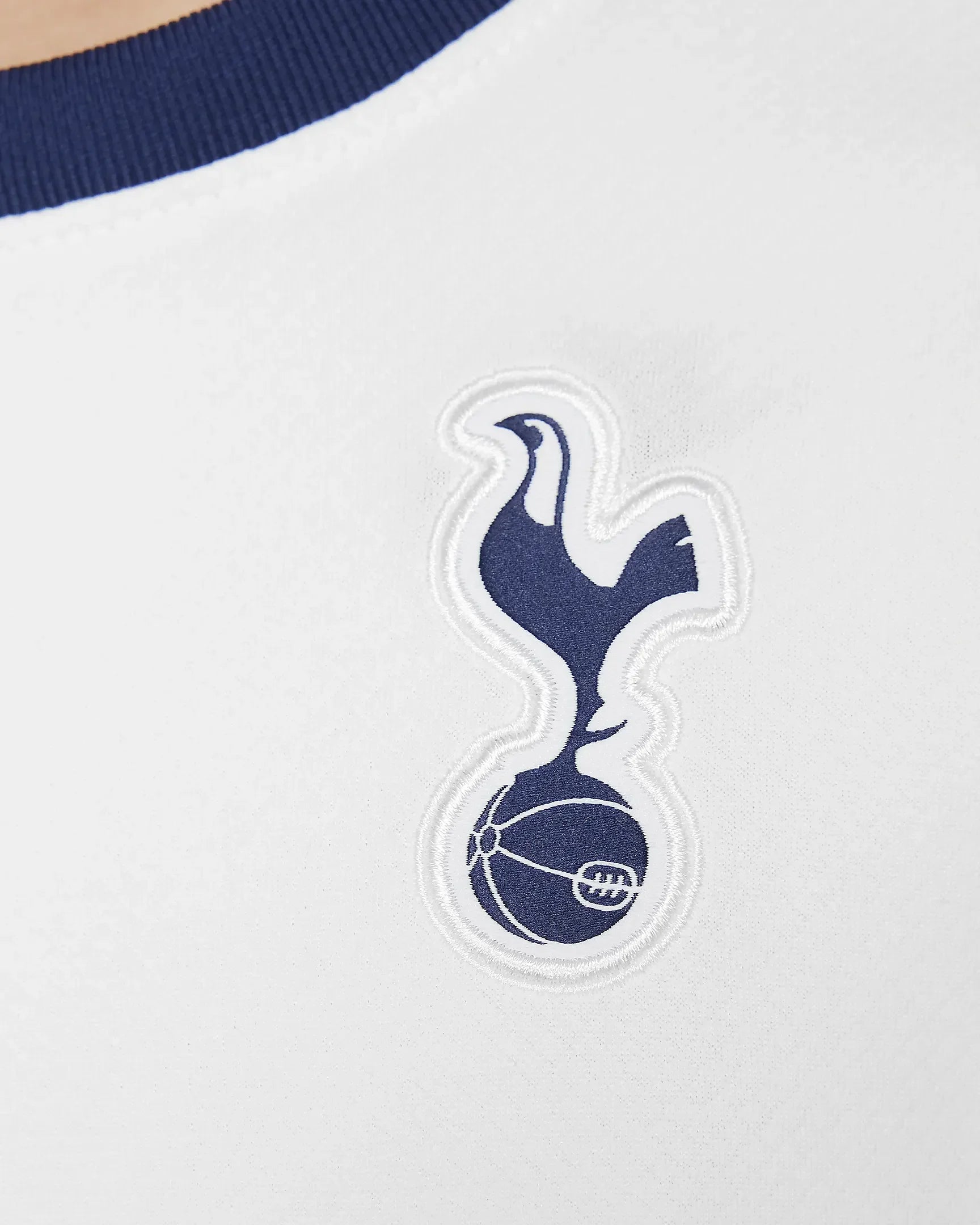 Camisa infantil oficial Tottenham Mini Mantos. Detalhe do kit e escudo bordado
