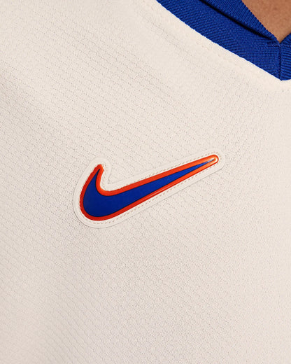 camisa infantil oficial kit Mini Mantos Nike, branca gola azul, swoosh azul laranja