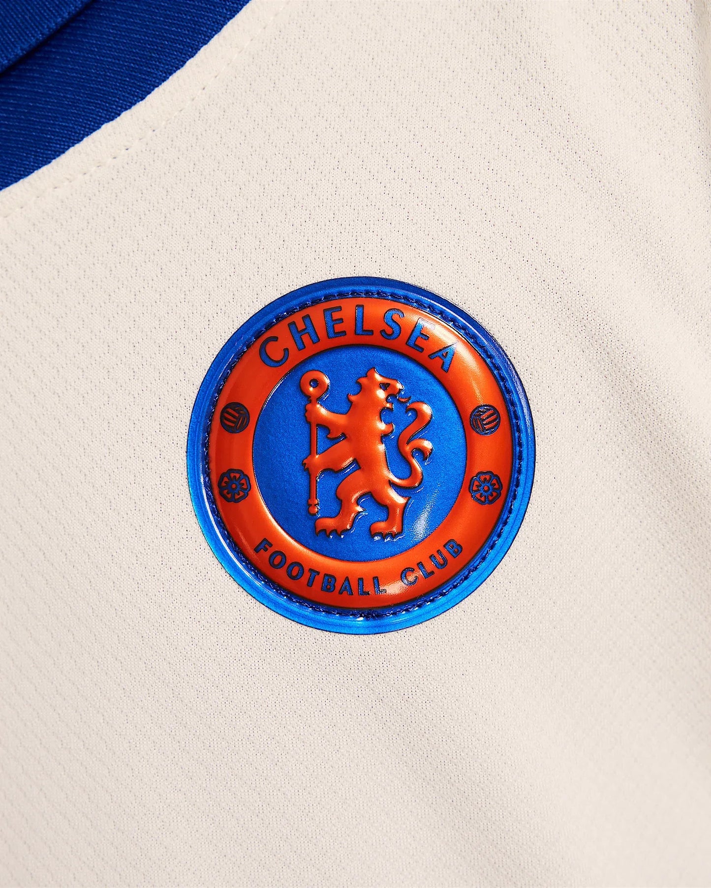 Kit oficial infantil Chelsea FC, camisa Mini Mantos, detalhe do escudo azul e laranja