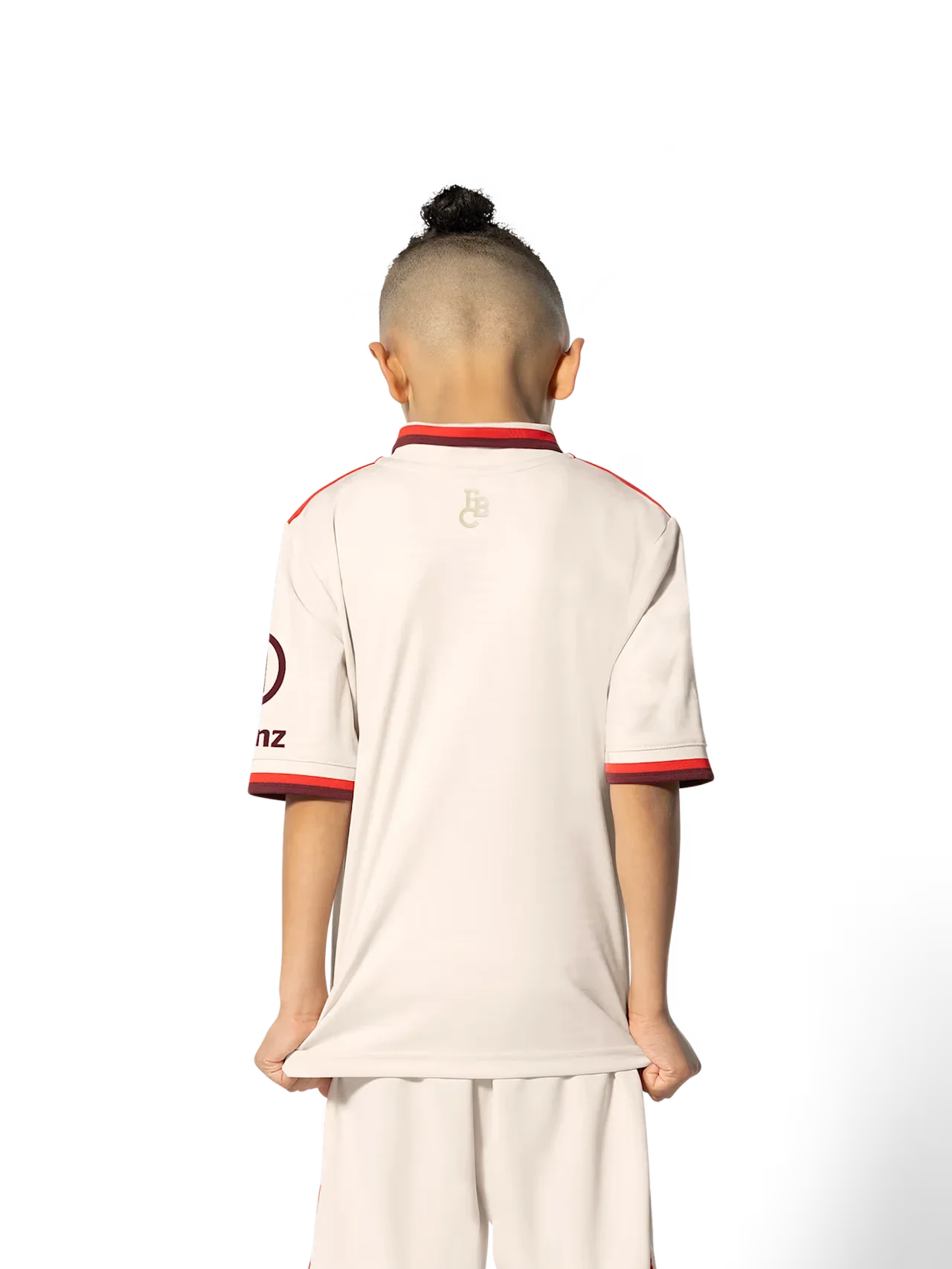 Mini Mantos oficial FBC, kit camisa infantil de futebol na cor creme com detalhes em vermelho, criança de costas